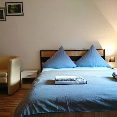 Nest City - Not A Hotel, Private Room With Shared Showers, No Parking, Breakfast, Or Kitchen, Towels Available For A Fee, Check-In 4 Pm To 11 Pm Lago de Constança Exterior foto